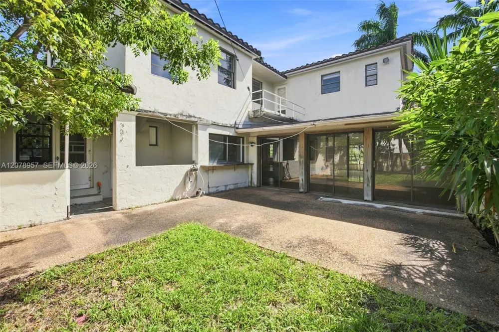 5680 Pine Tree Dr Miami Beach, FL 33140