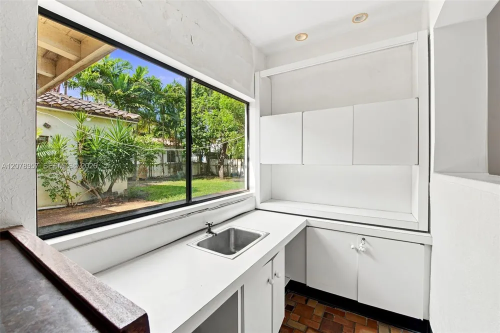 5680 Pine Tree Dr Miami Beach, FL 33140