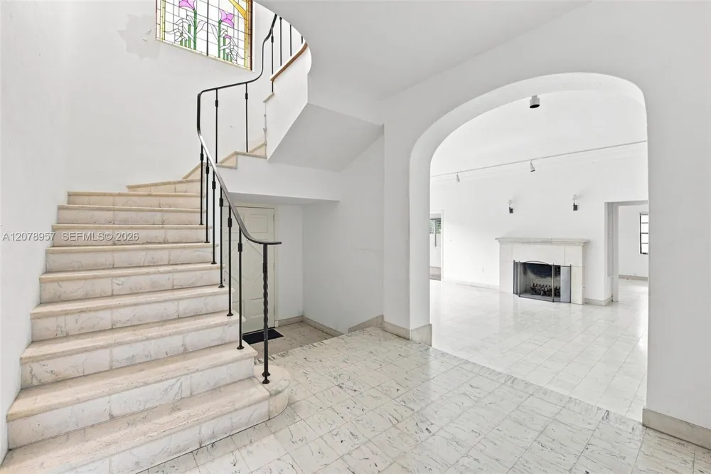 5680 Pine Tree Dr Miami Beach, FL 33140