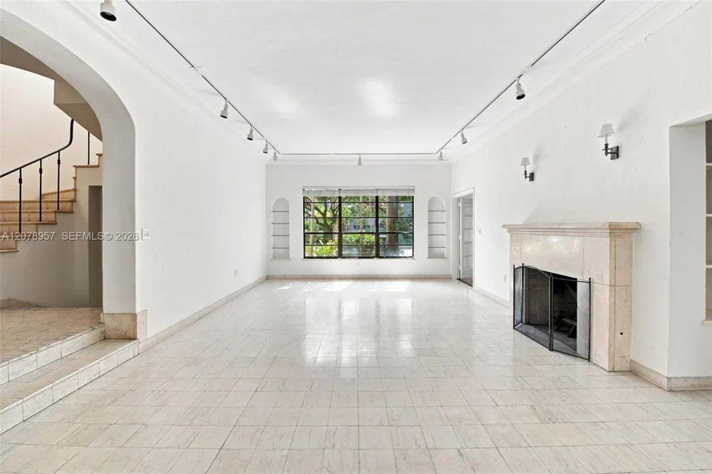 5680 Pine Tree Dr Miami Beach, FL 33140