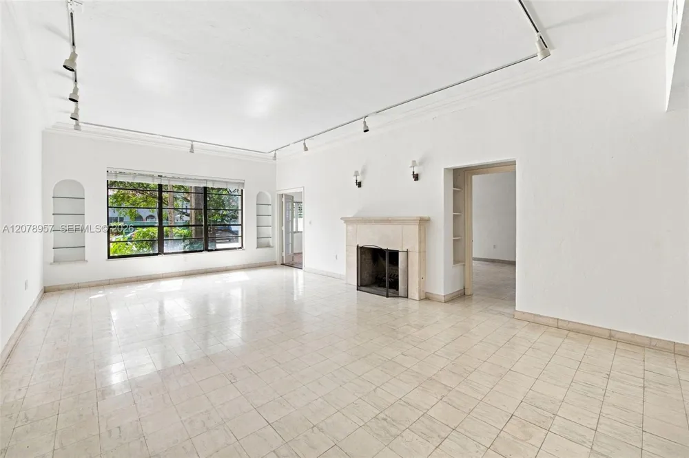 5680 Pine Tree Dr Miami Beach, FL 33140