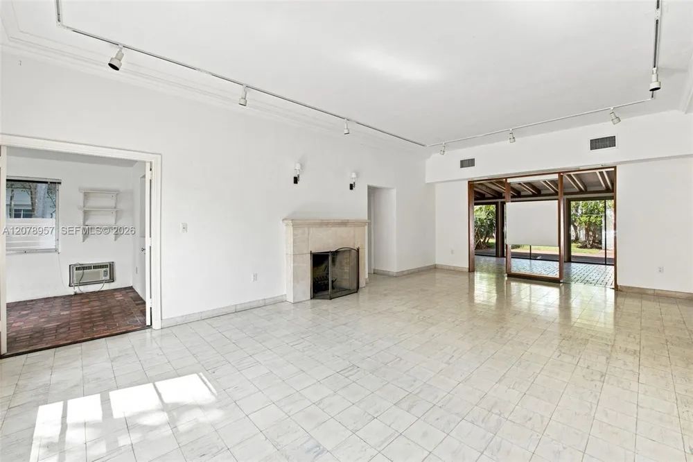 5680 Pine Tree Dr Miami Beach, FL 33140