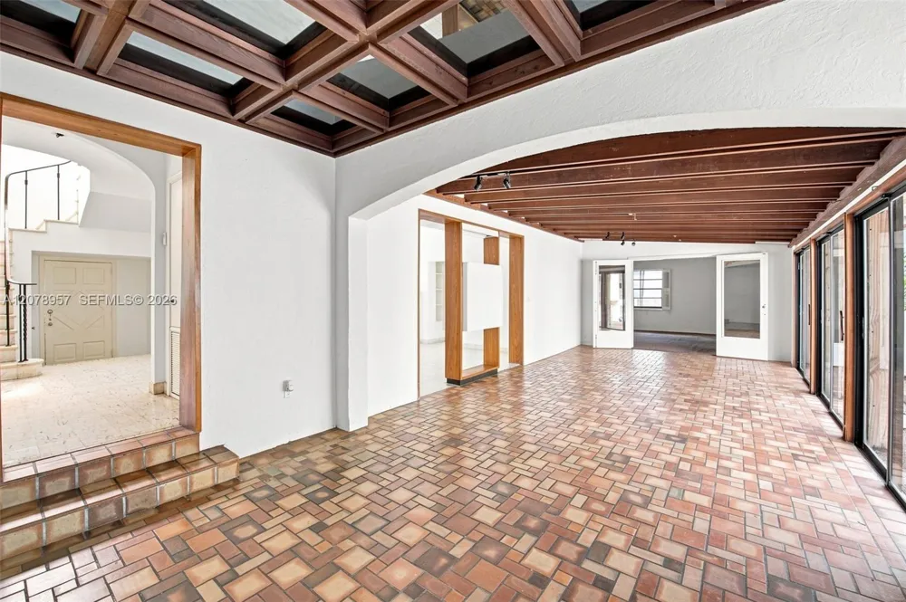 5680 Pine Tree Dr Miami Beach, FL 33140