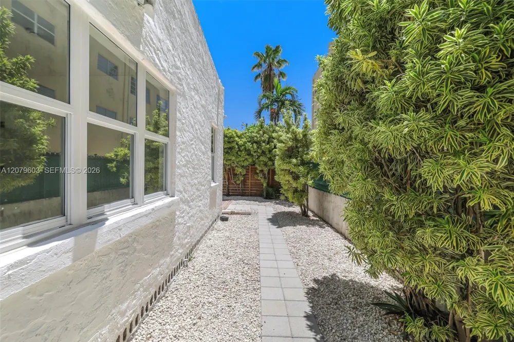 340 NE 125th St North Miami, FL 33161