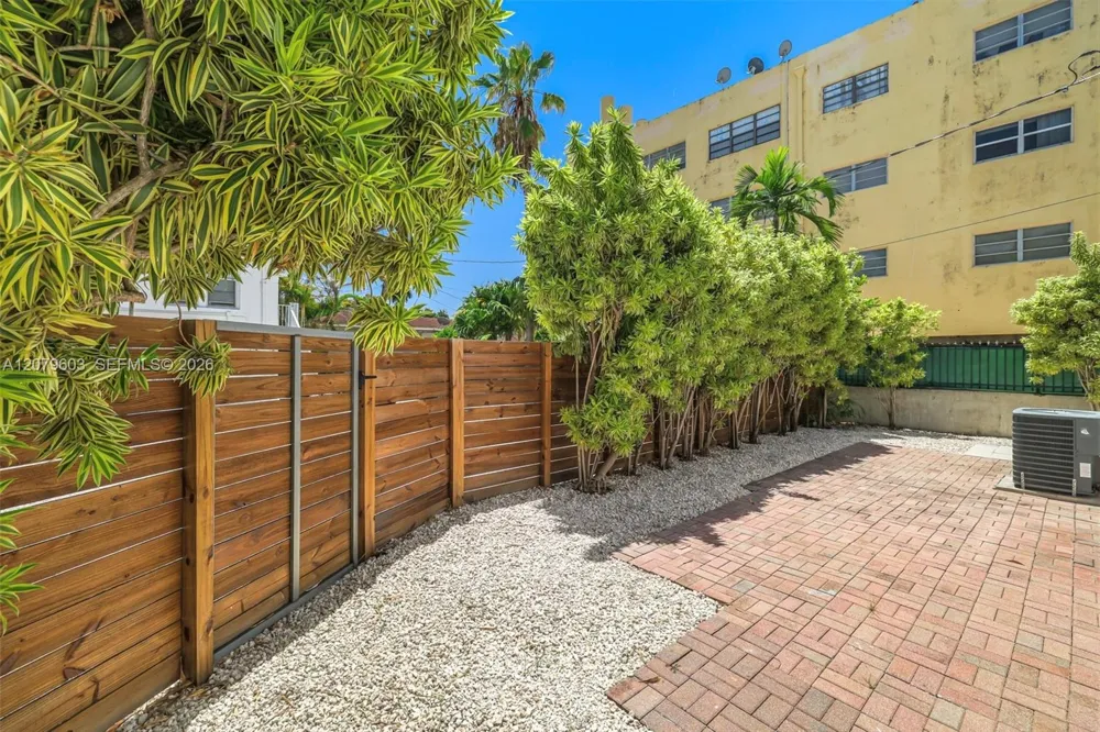 340 NE 125th St North Miami, FL 33161