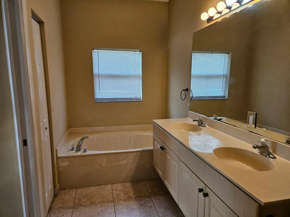 394 NW BREEZY POINT LOOP Port St. Lucie, FL 34986
