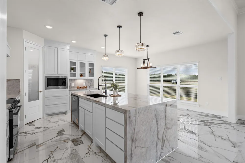 4815 West Farm To Market 485 Buckholts, TX 76518