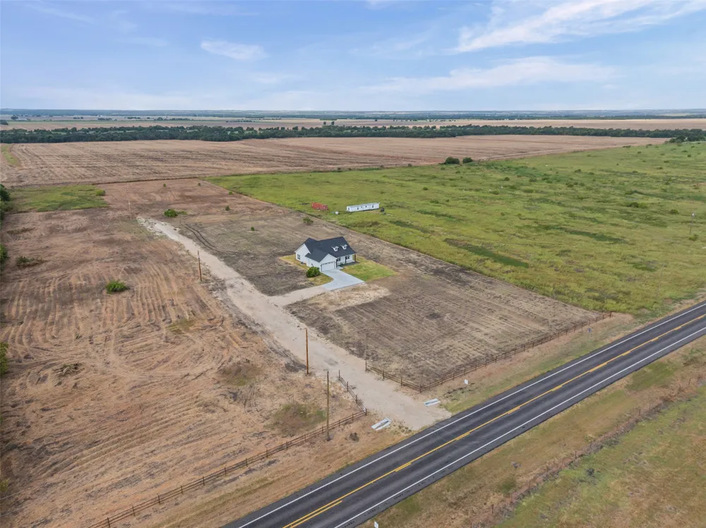 4815 West Farm To Market 485 Buckholts, TX 76518