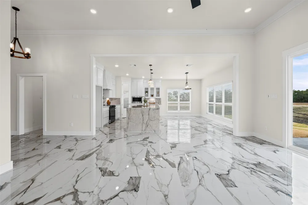 4815 West Farm To Market 485 Buckholts, TX 76518