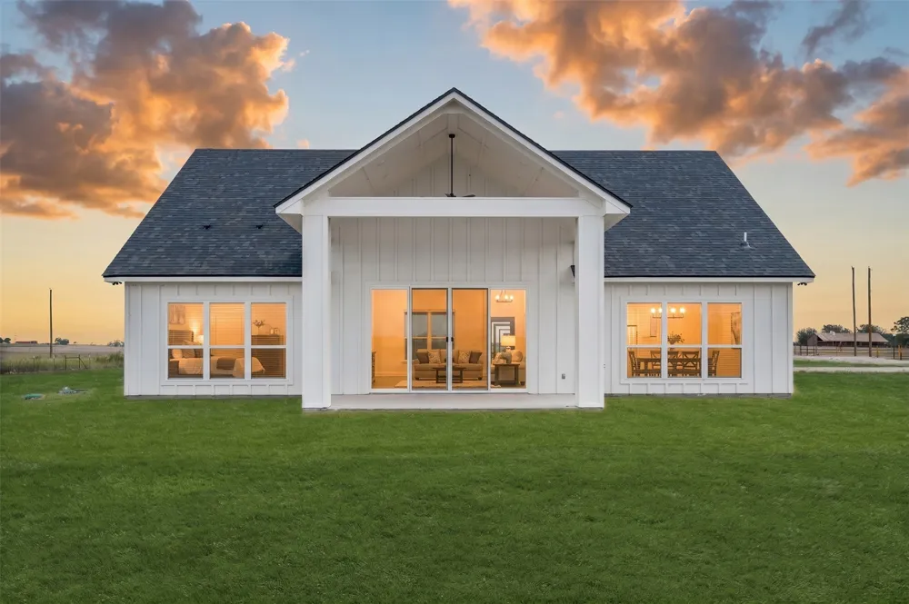 4815 West Farm To Market 485 Buckholts, TX 76518
