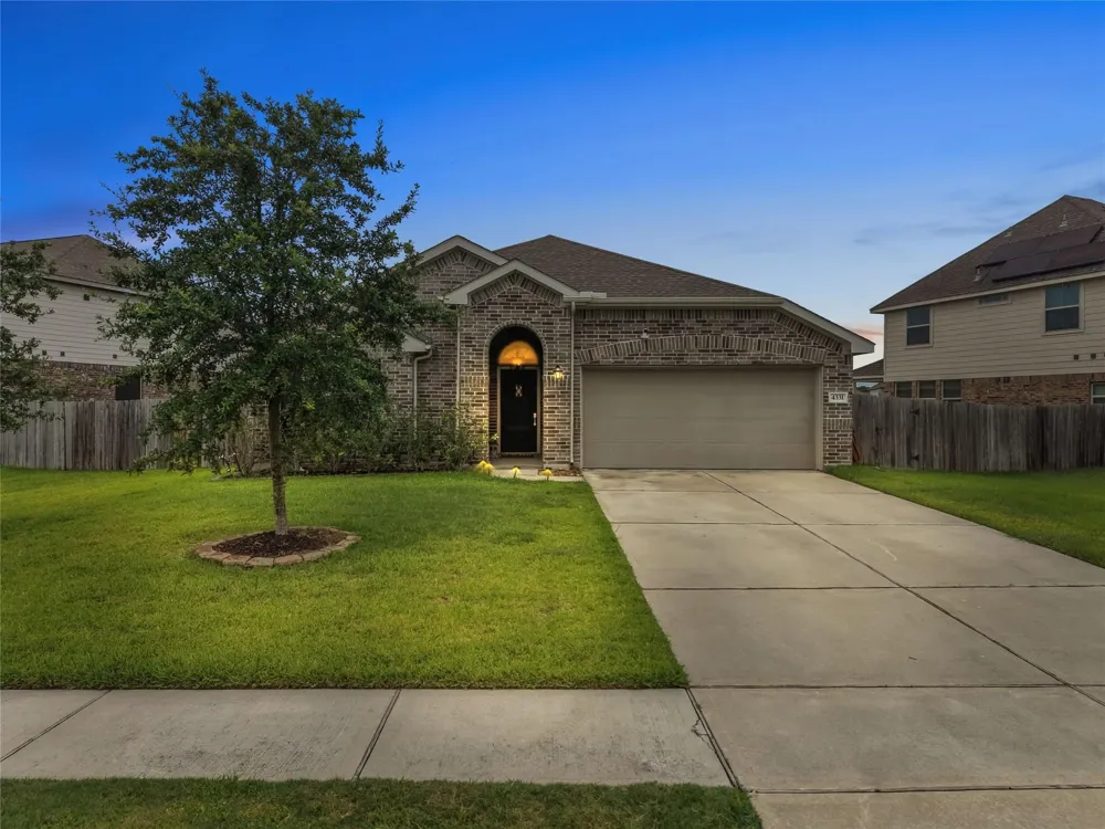 4331 Oakdale Mist Drive Dickinson, TX 77539