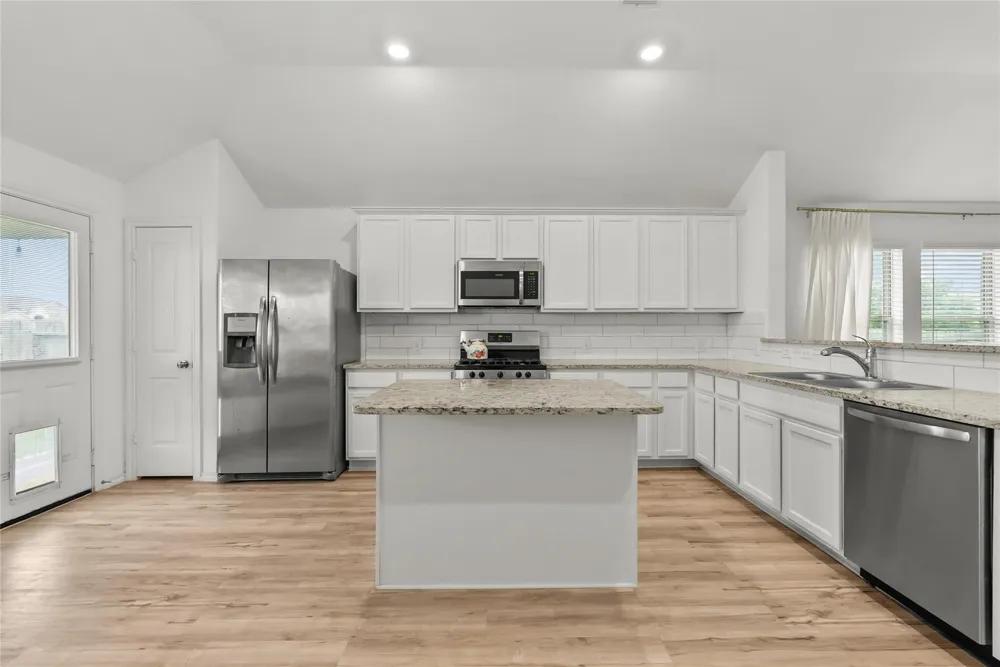 4331 Oakdale Mist Drive Dickinson, TX 77539