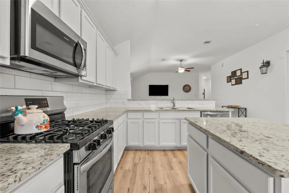 4331 Oakdale Mist Drive Dickinson, TX 77539