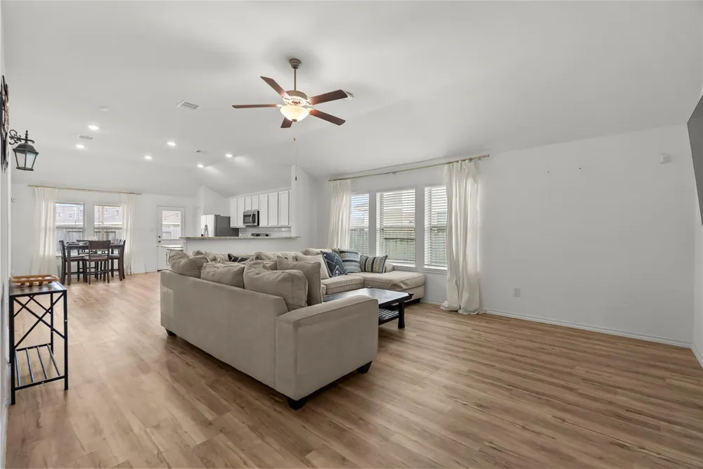 4331 Oakdale Mist Drive Dickinson, TX 77539