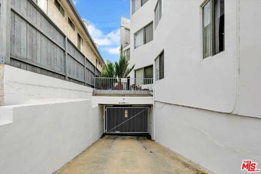842 11th St #2 Santa Monica, CA 90403