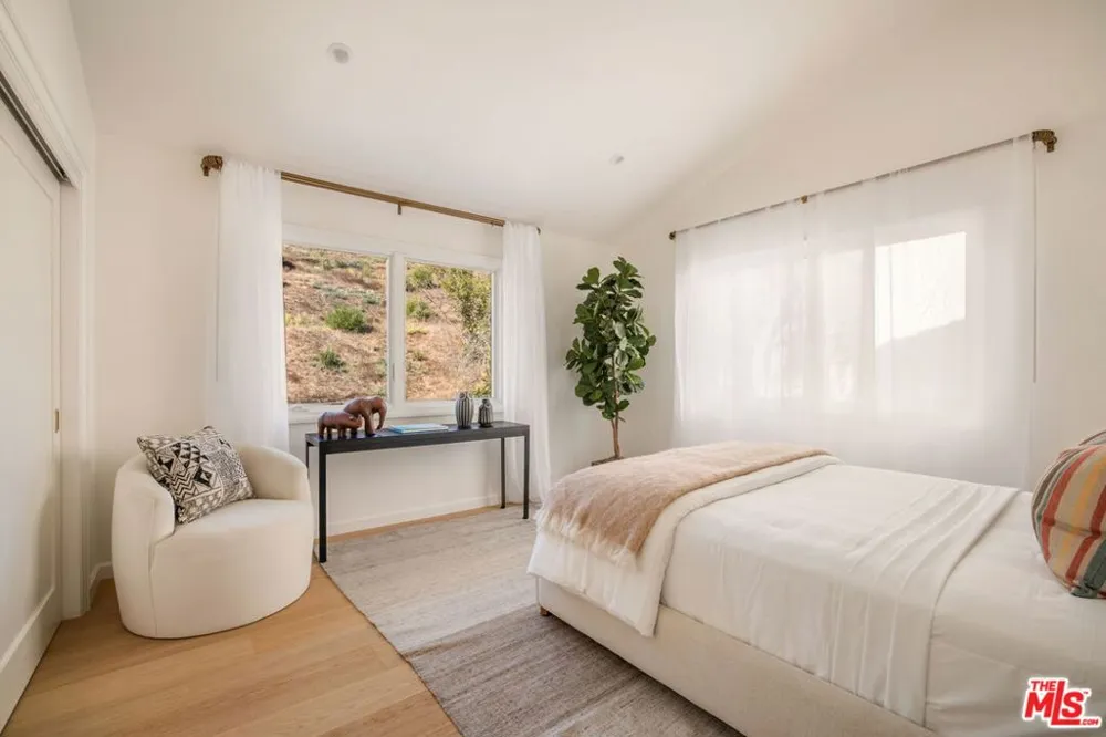 1736 Michael Lane Pacific Palisades, CA 90272