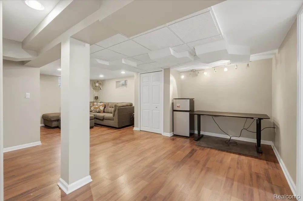 1872 Banbury Street Birmingham City, MI 48009