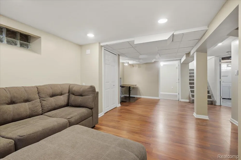 1872 Banbury Street Birmingham City, MI 48009