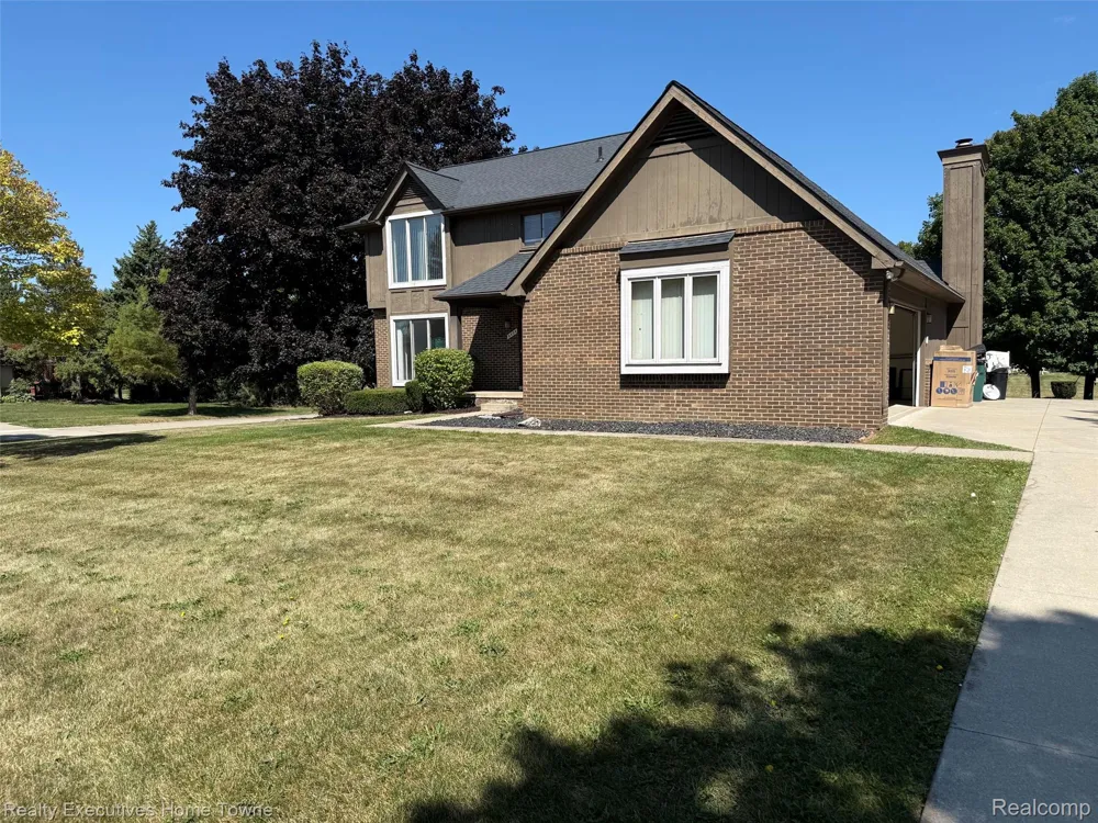 6404 Denton Drive Troy City, MI 48098