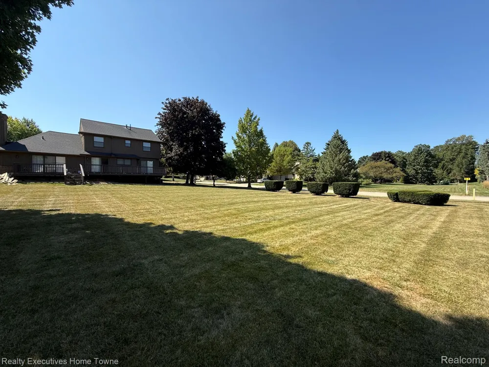 6404 Denton Drive Troy City, MI 48098