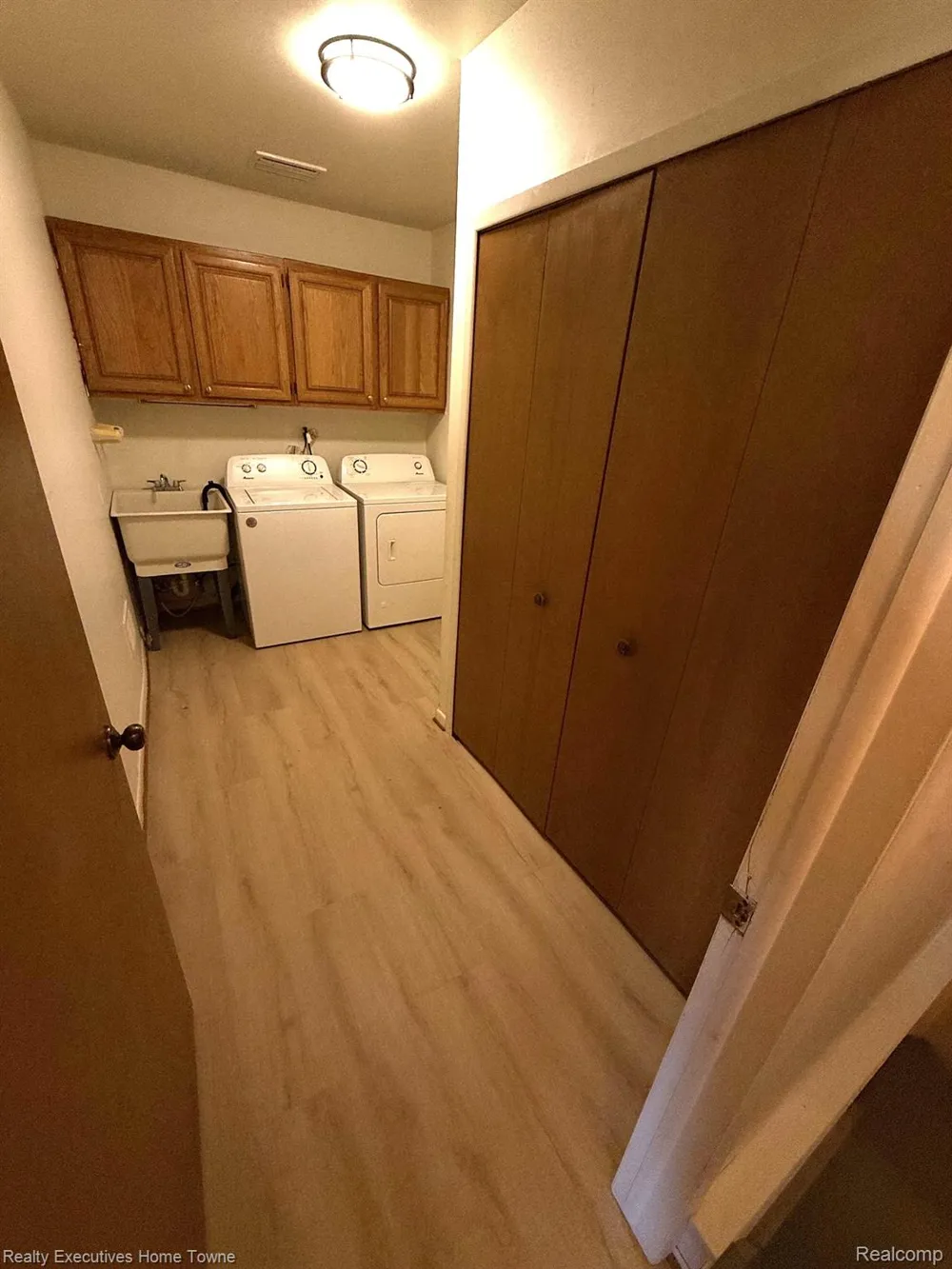 6404 Denton Drive Troy City, MI 48098