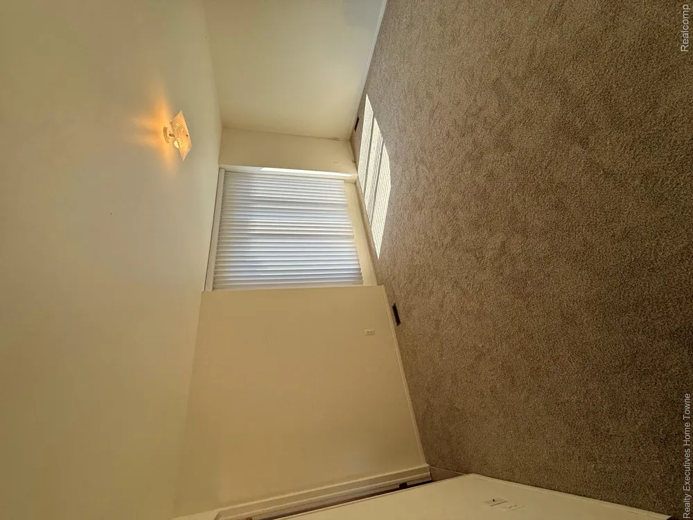 6404 Denton Drive Troy City, MI 48098