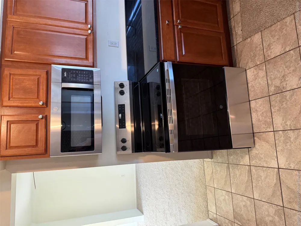 6404 Denton Drive Troy City, MI 48098