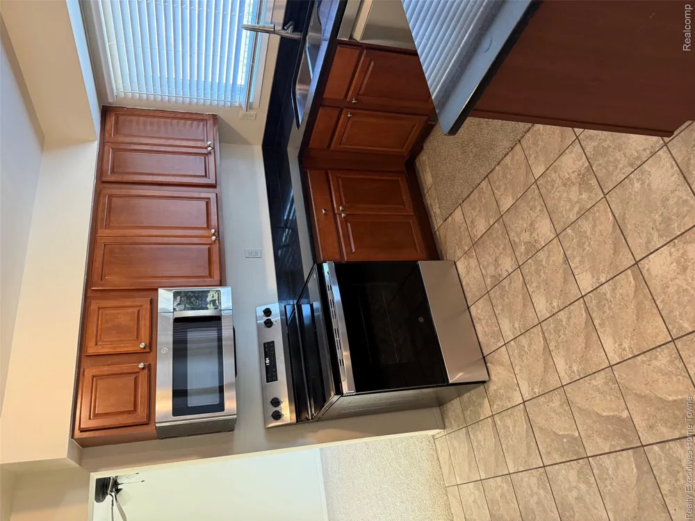 6404 Denton Drive Troy City, MI 48098