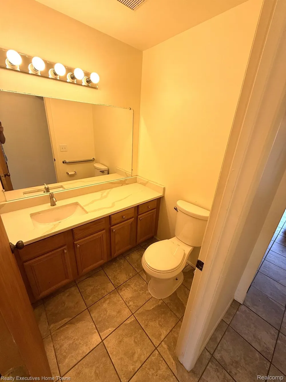 6404 Denton Drive Troy City, MI 48098
