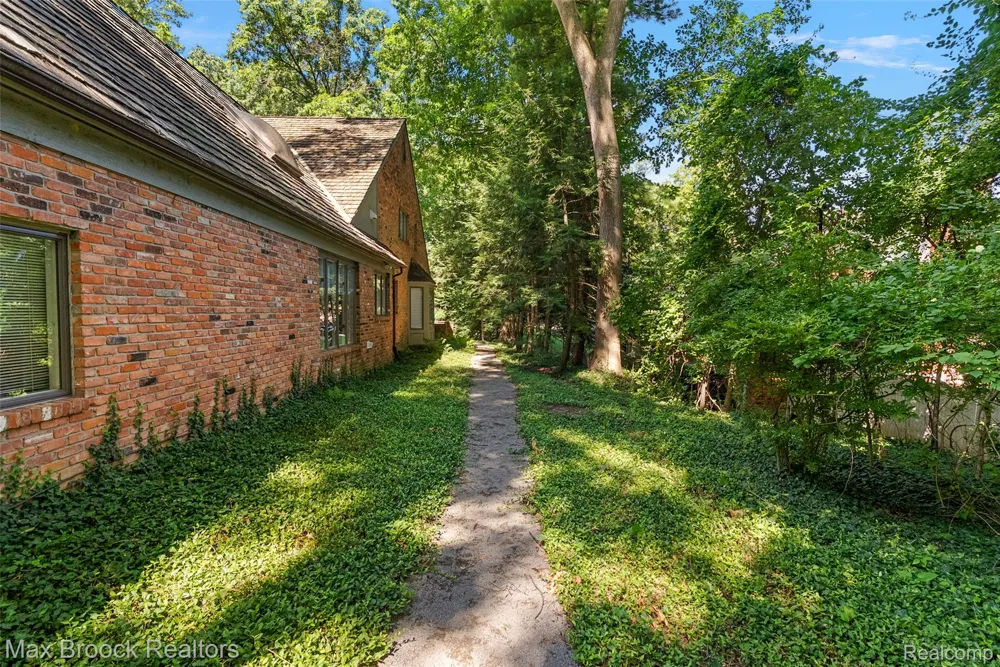 3546 Bloomfield Club Drive Bloomfield Charter Township, MI 48301
