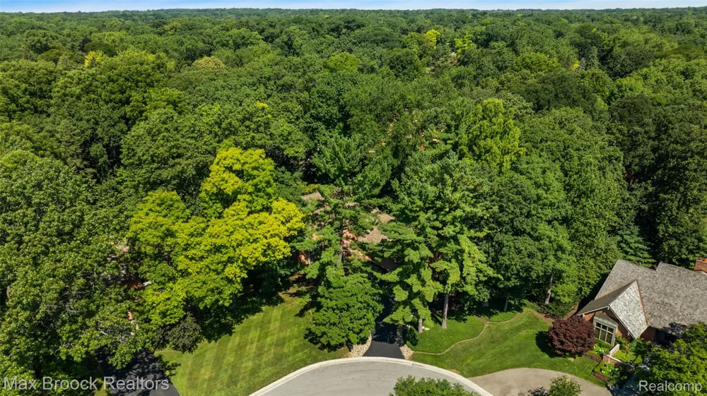 3546 Bloomfield Club Drive Bloomfield Charter Township, MI 48301