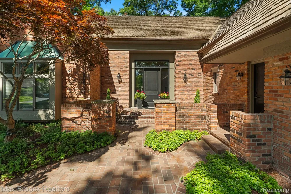 3546 Bloomfield Club Drive Bloomfield Charter Township, MI 48301