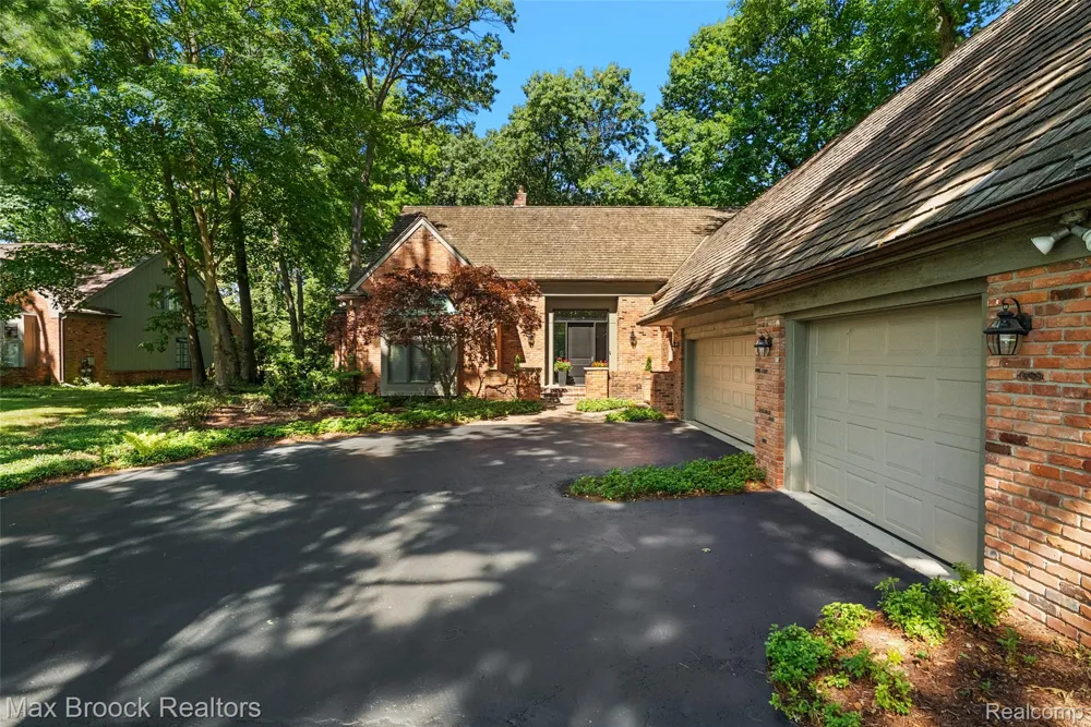 3546 Bloomfield Club Drive Bloomfield Charter Township, MI 48301