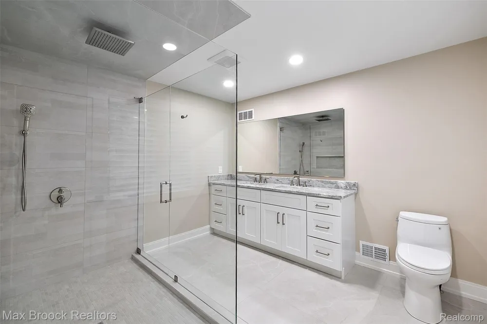 3546 Bloomfield Club Drive Bloomfield Charter Township, MI 48301