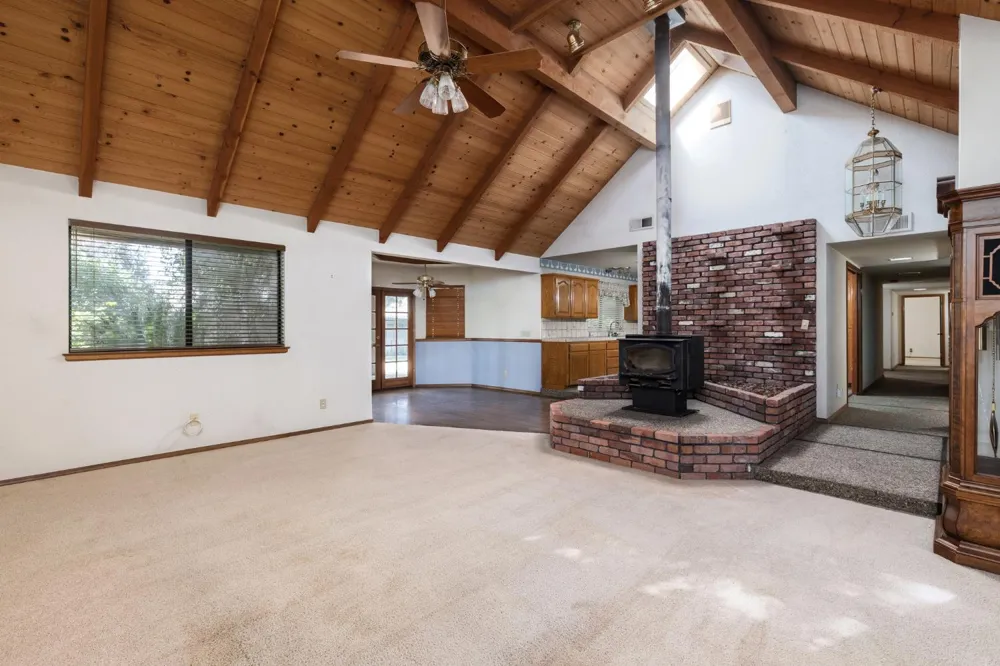 2038 Rall Avenue Clovis, CA 93611