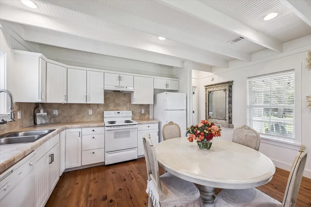 350 Floyd Lane Round Top, TX 78954