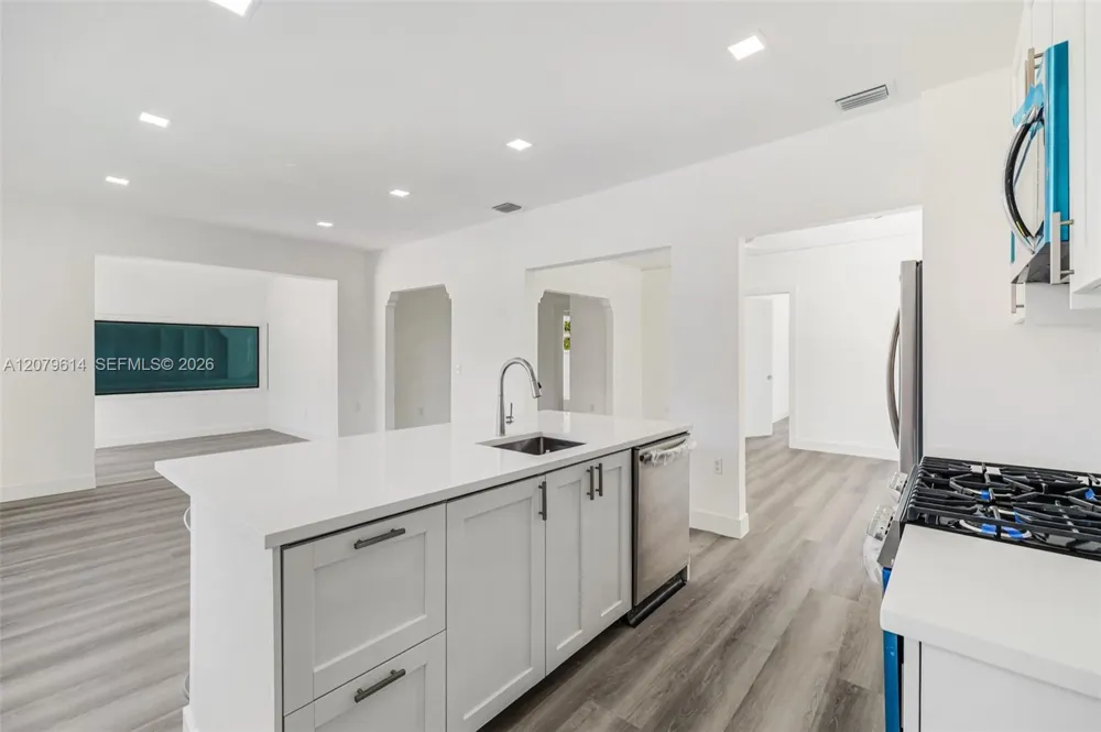 340 NE 125th St North Miami, FL 33161