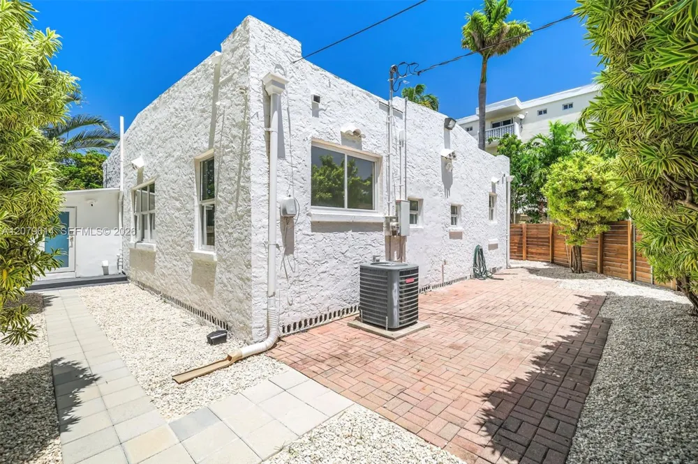 340 NE 125th St North Miami, FL 33161