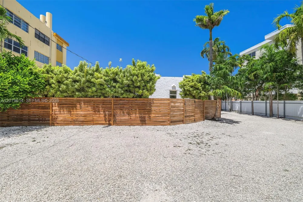 340 NE 125th St North Miami, FL 33161