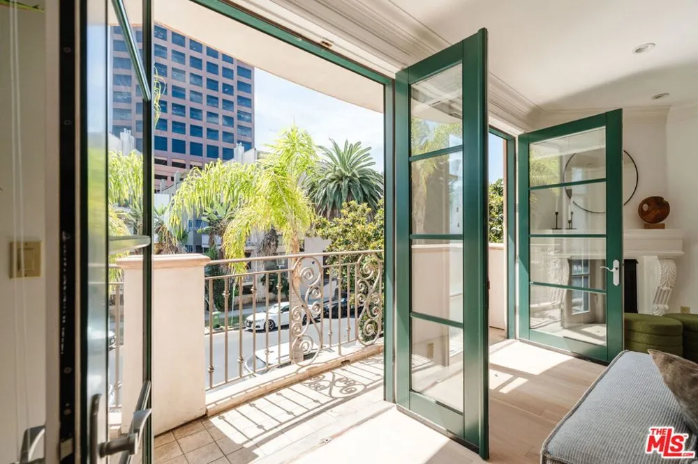 11749 Goshen Avenue #202 Los Angeles, CA 90049