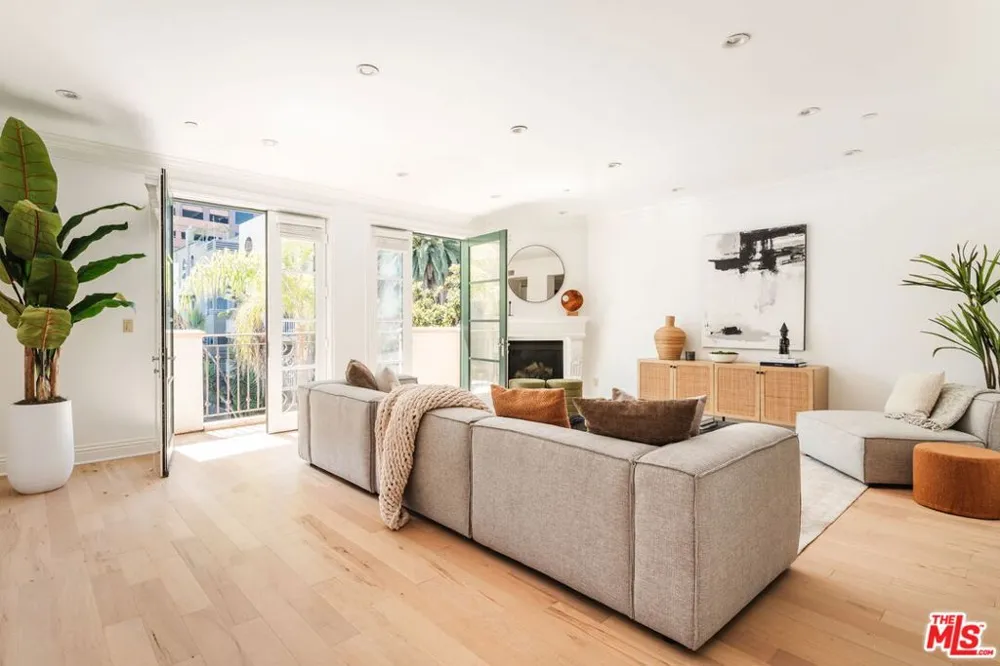 11749 Goshen Avenue #202 Los Angeles, CA 90049