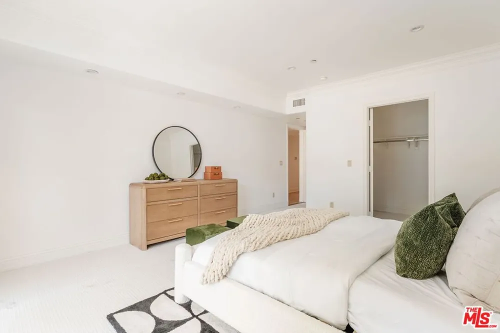 11749 Goshen Avenue #202 Los Angeles, CA 90049