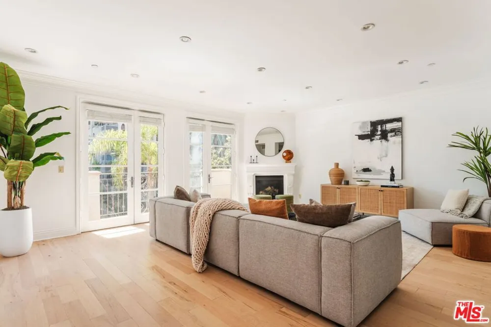 11749 Goshen Avenue #202 Los Angeles, CA 90049