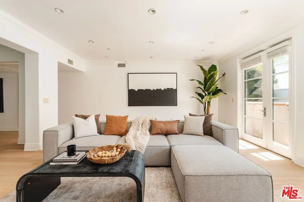 11749 Goshen Avenue #202 Los Angeles, CA 90049