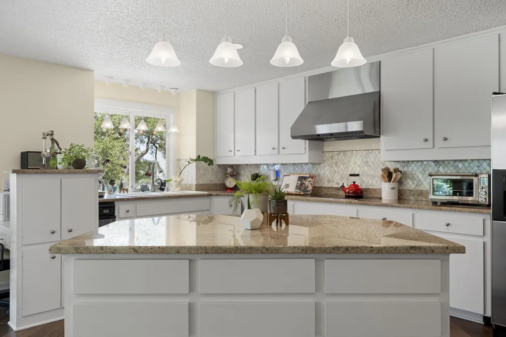 930 Electra Lakeway, TX 78734