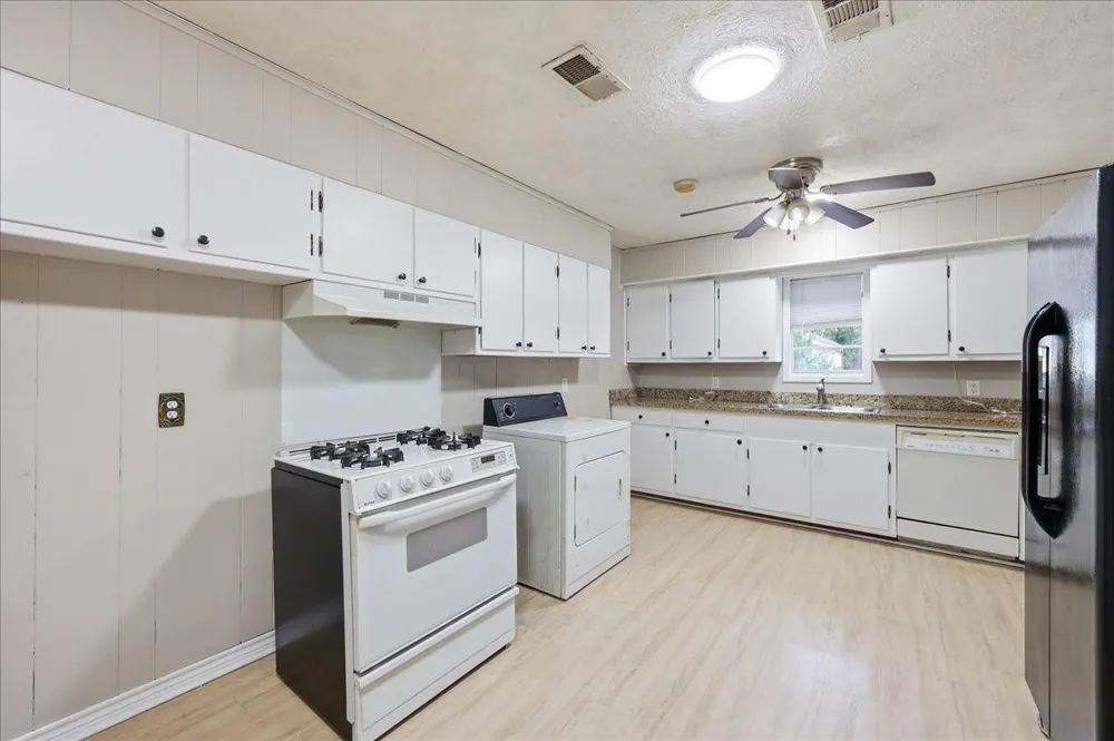 1611 Avenue C Nederland, TX 77627