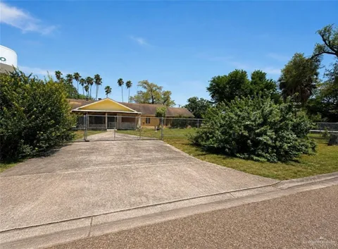 900 W De Soto Avenue