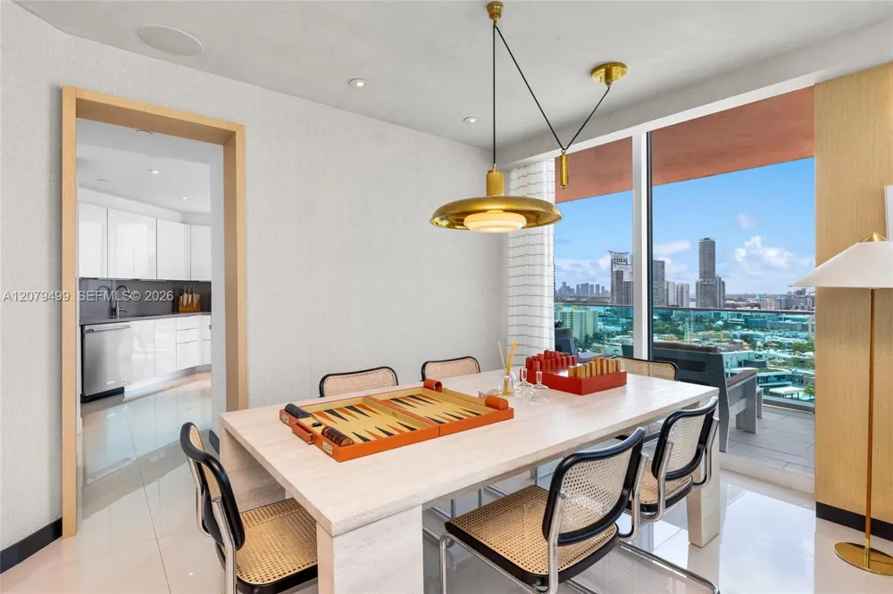 300 S Pointe Dr #2005 Miami Beach, FL 33139