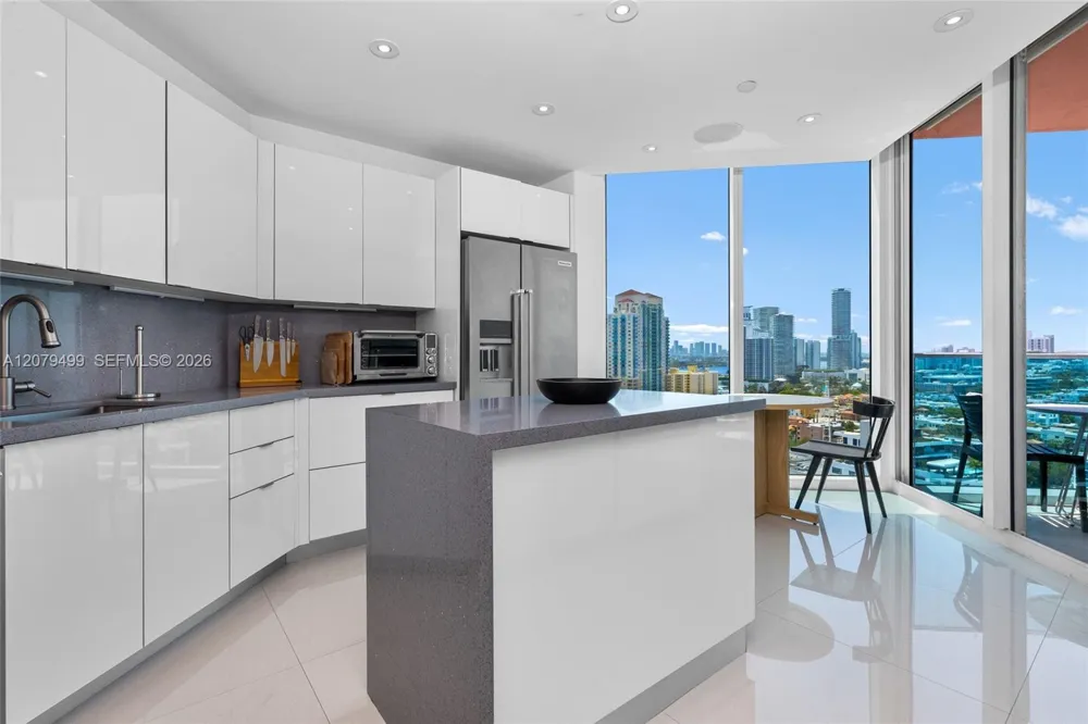 300 S Pointe Dr #2005 Miami Beach, FL 33139