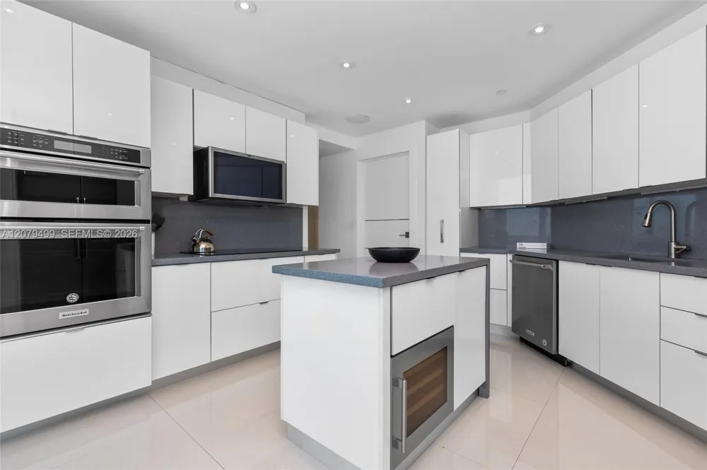 300 S Pointe Dr #2005 Miami Beach, FL 33139